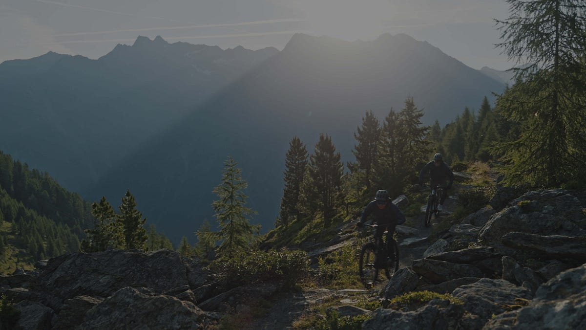 Bicicletas eléctricas de montaña: la nueva forma de vivir la aventura | by Amflowbikeses | Nov, 2025 | Medium