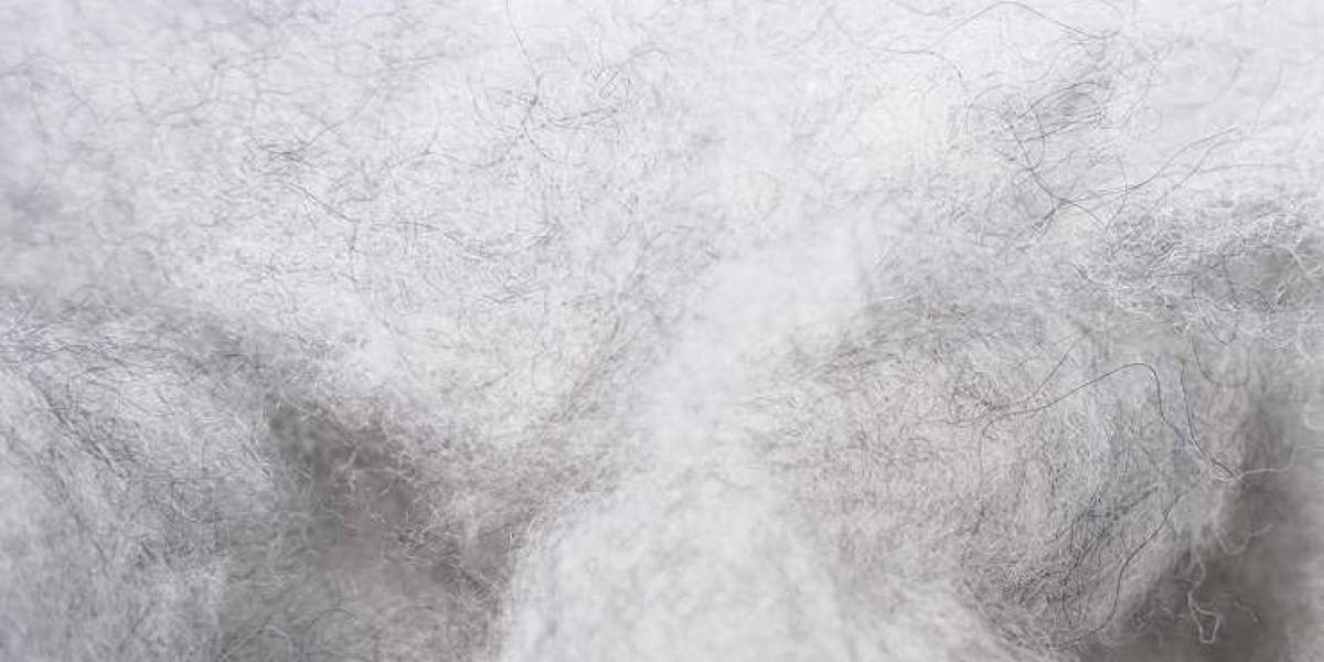 Pourquoi les fibres naturelles vieillissent mieux que les matières synthétiques de luxe ?